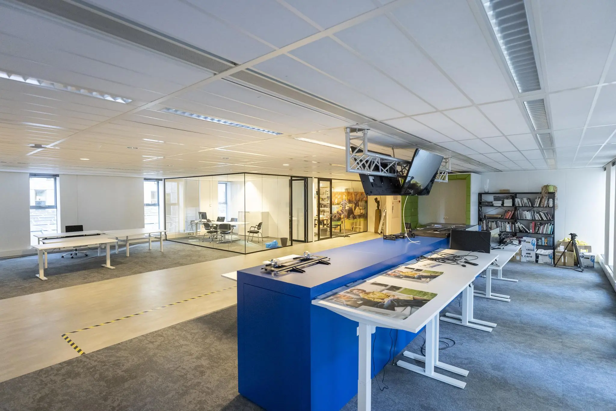 Moderne kantoorruimte aan de Prinses Beatrixlaan met werkplekken, glazen vergaderruimte en een open opstelling.